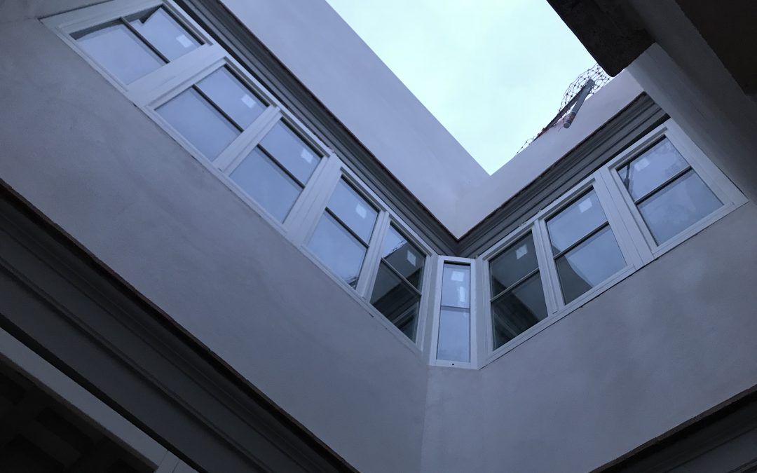 Rehabilitación e instalación de ventanas y puertas de madera en Hotel en Sevilla