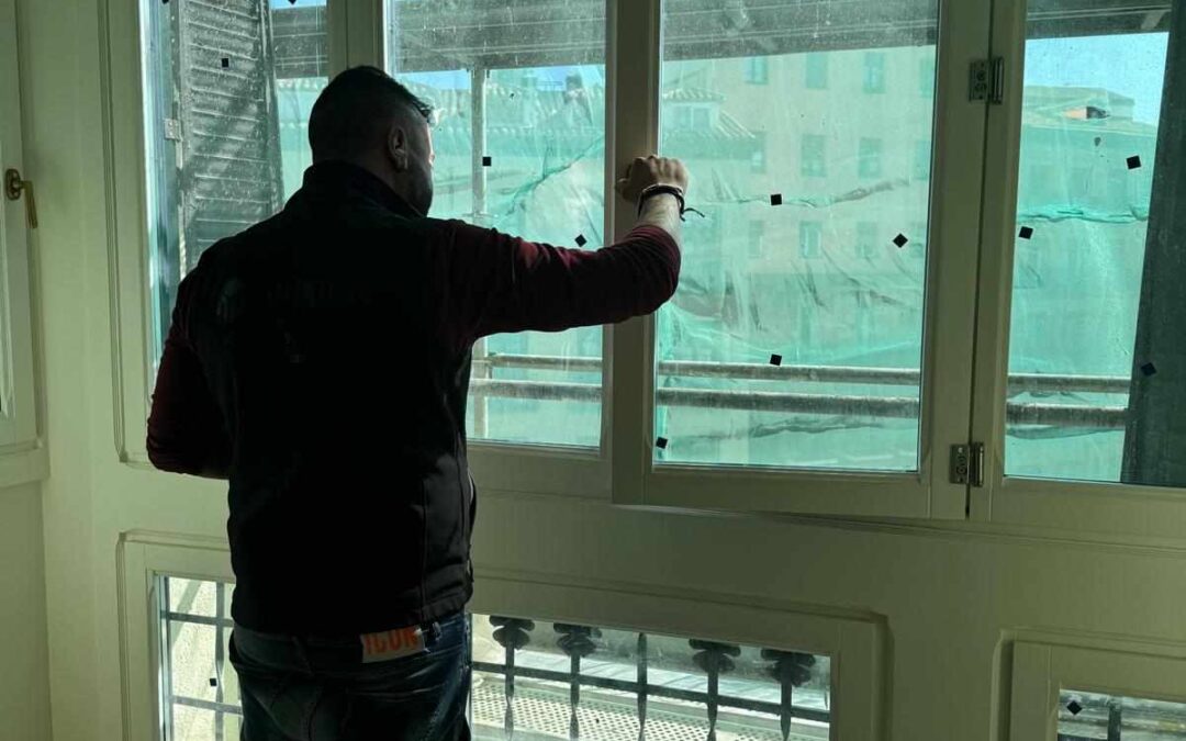 Fabricación e instalación de Ventanas perfil 70 con cristales termo-acústicos, bicolor. Realizado en plaza cascorro Madrid